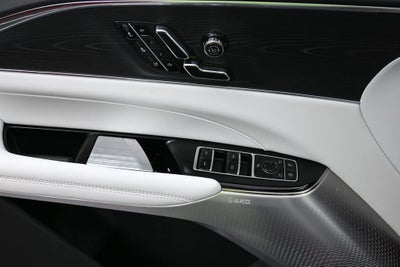 2024 Cadillac LYRIQ Luxury 2