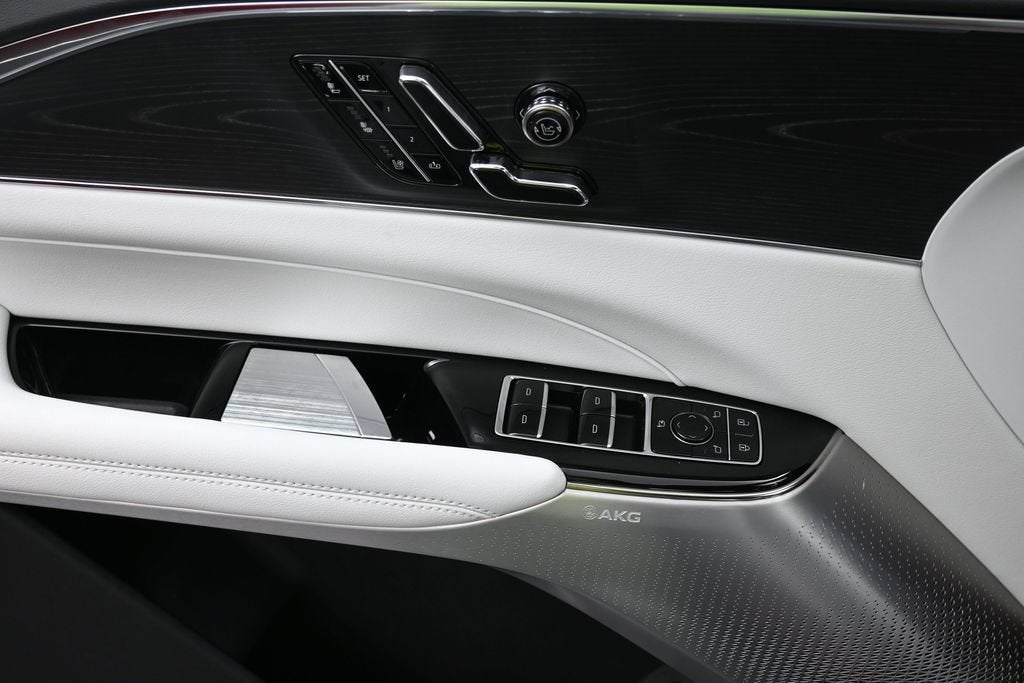 2024 Cadillac LYRIQ Luxury 2