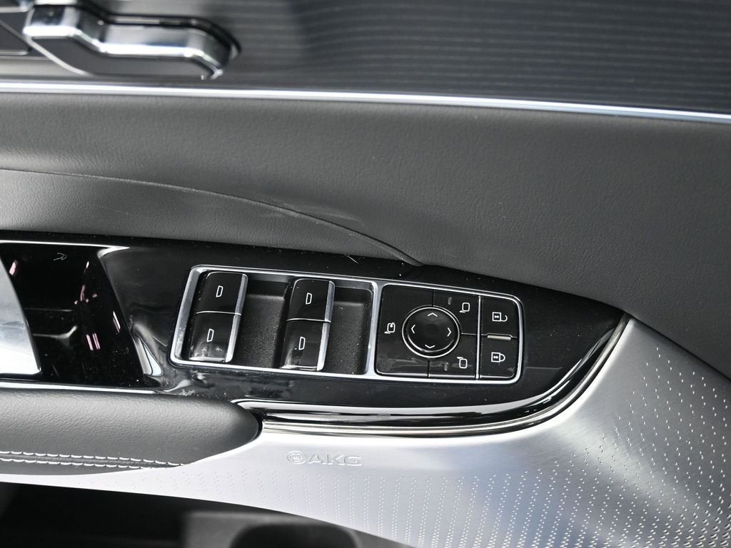 2025 Cadillac LYRIQ Luxury 3