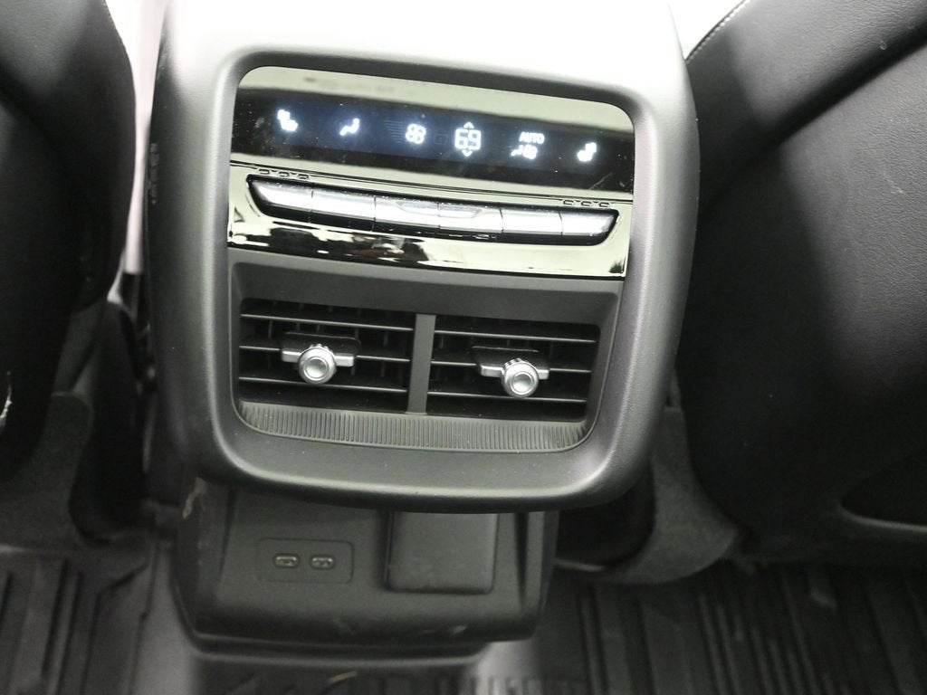 2025 Cadillac LYRIQ Luxury 3