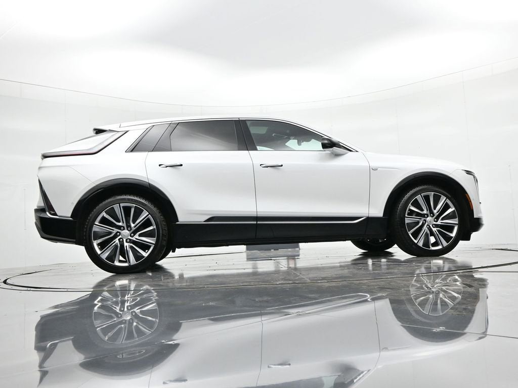 2025 Cadillac LYRIQ Luxury 3