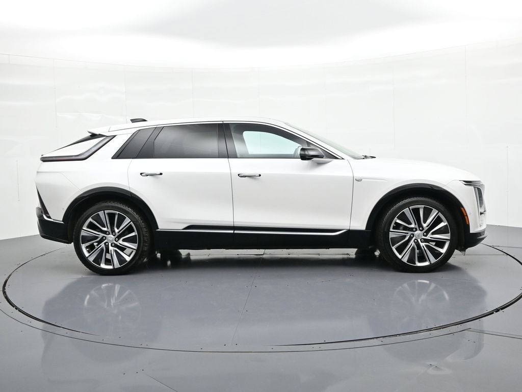 2025 Cadillac LYRIQ Luxury 3