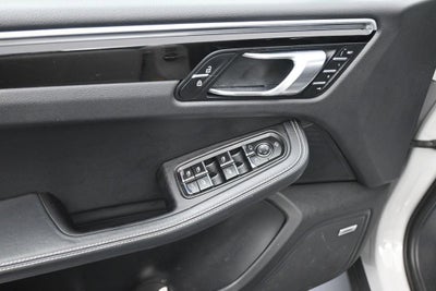 2023 Porsche Macan Base