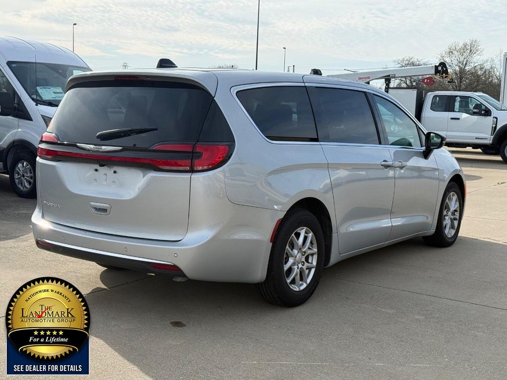 2026 Chrysler Pacifica Select FWD