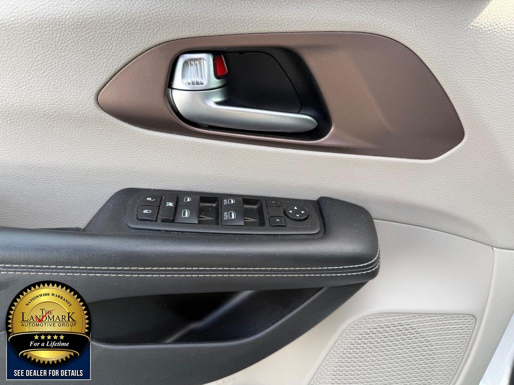 2023 Chrysler Voyager LX FWD
