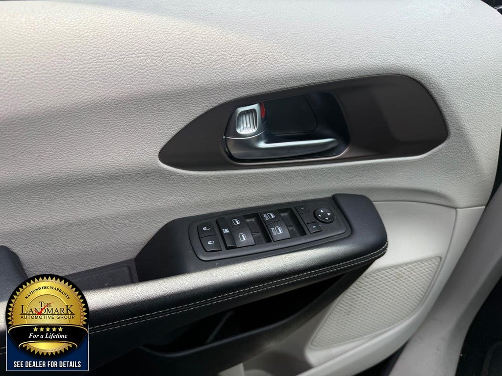 2023 Chrysler Voyager LX FWD