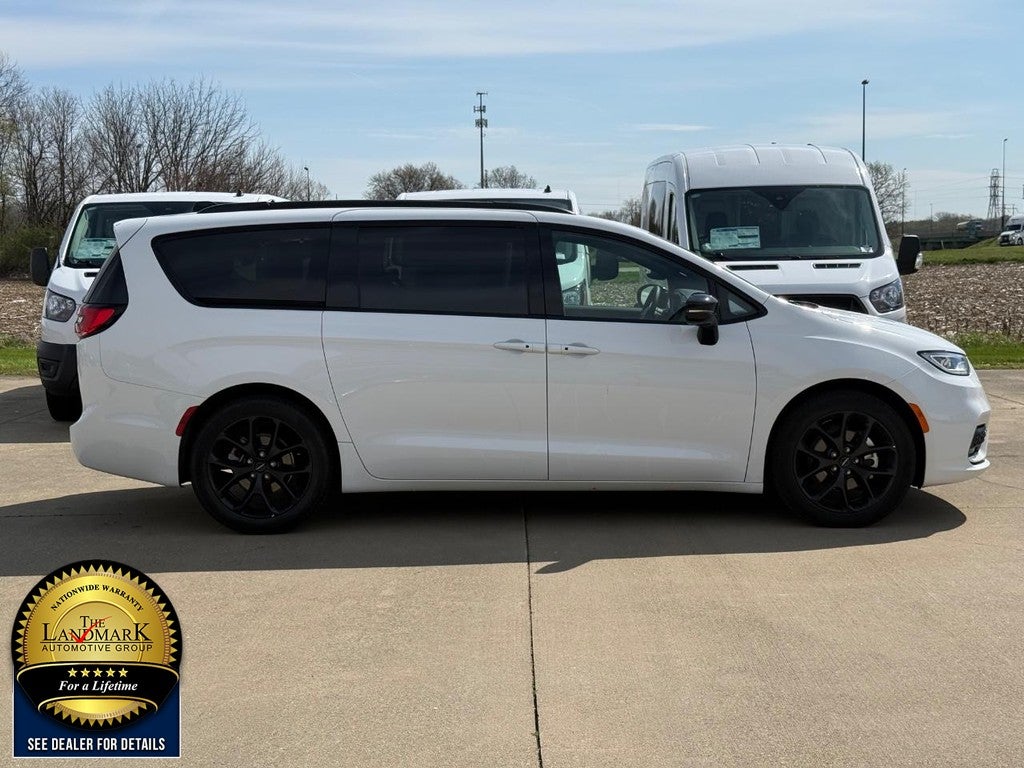 2025 Chrysler Pacifica Limited FWD