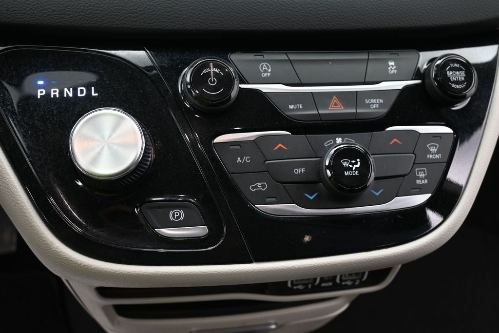 2023 Chrysler Voyager LX FWD