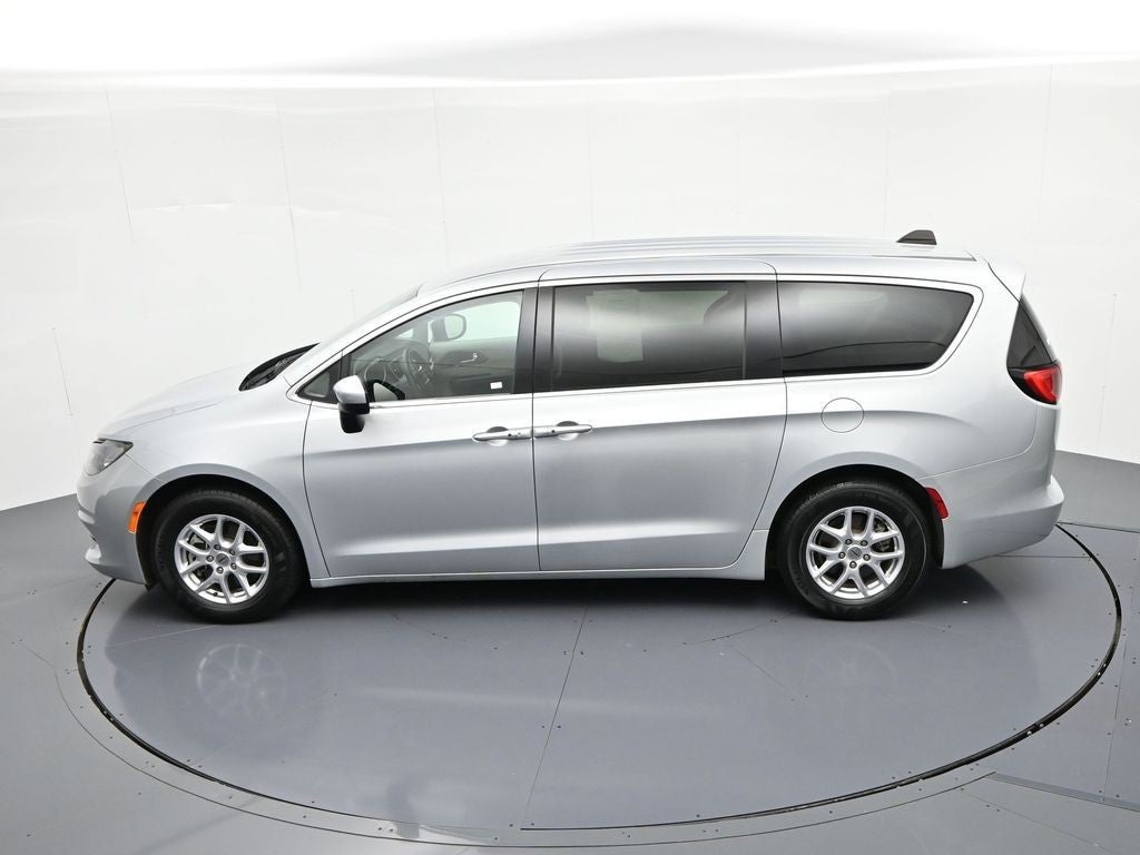 2023 Chrysler Voyager LX FWD