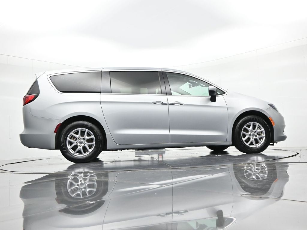 2023 Chrysler Voyager LX FWD