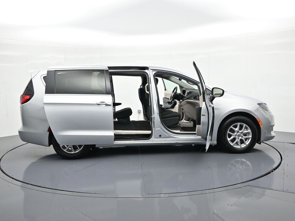 2023 Chrysler Voyager LX FWD