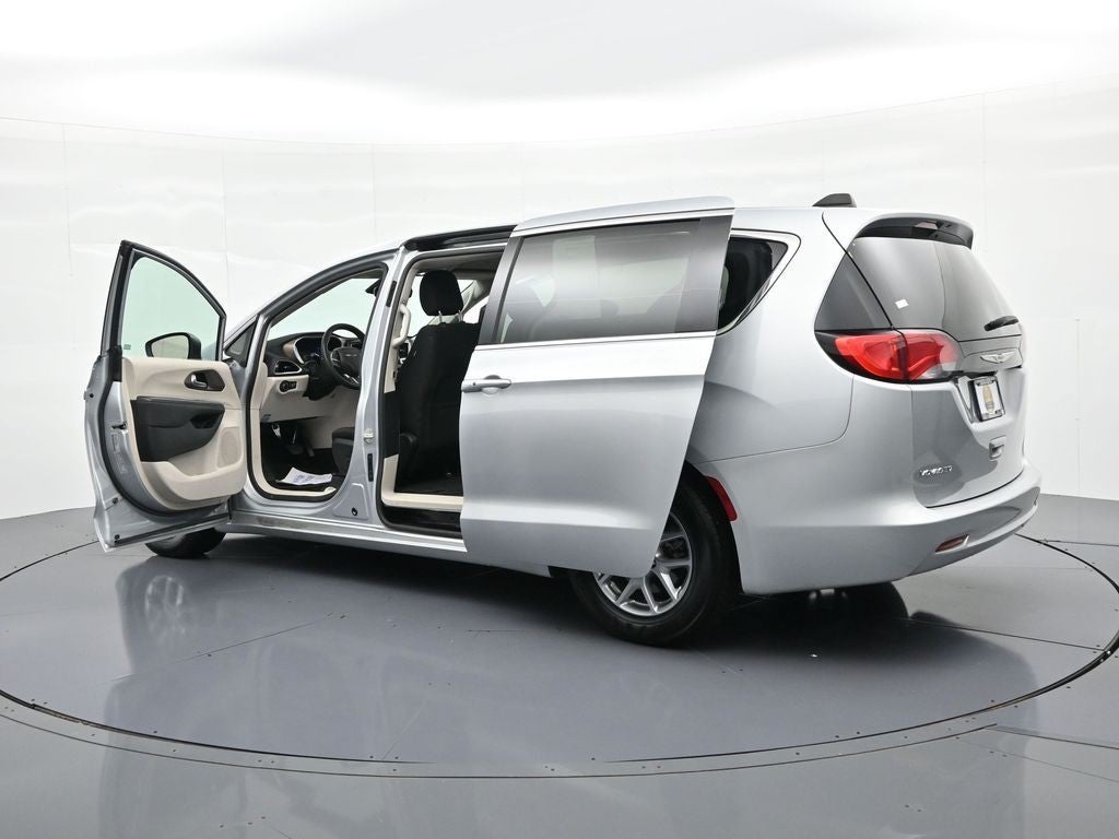 2023 Chrysler Voyager LX FWD