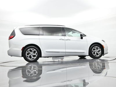 2023 Chrysler Pacifica Limited FWD