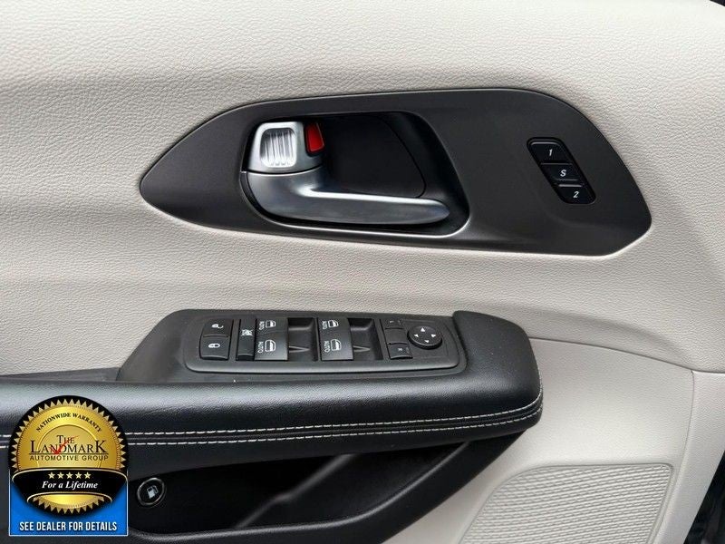 2022 Chrysler Pacifica Hybrid Touring L FWD